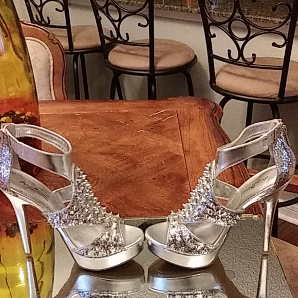 Shoes - Picture 4 of 4